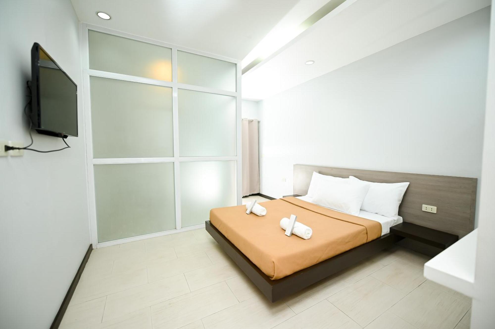 Blue Harbor Hotel Calapan Buitenkant foto
