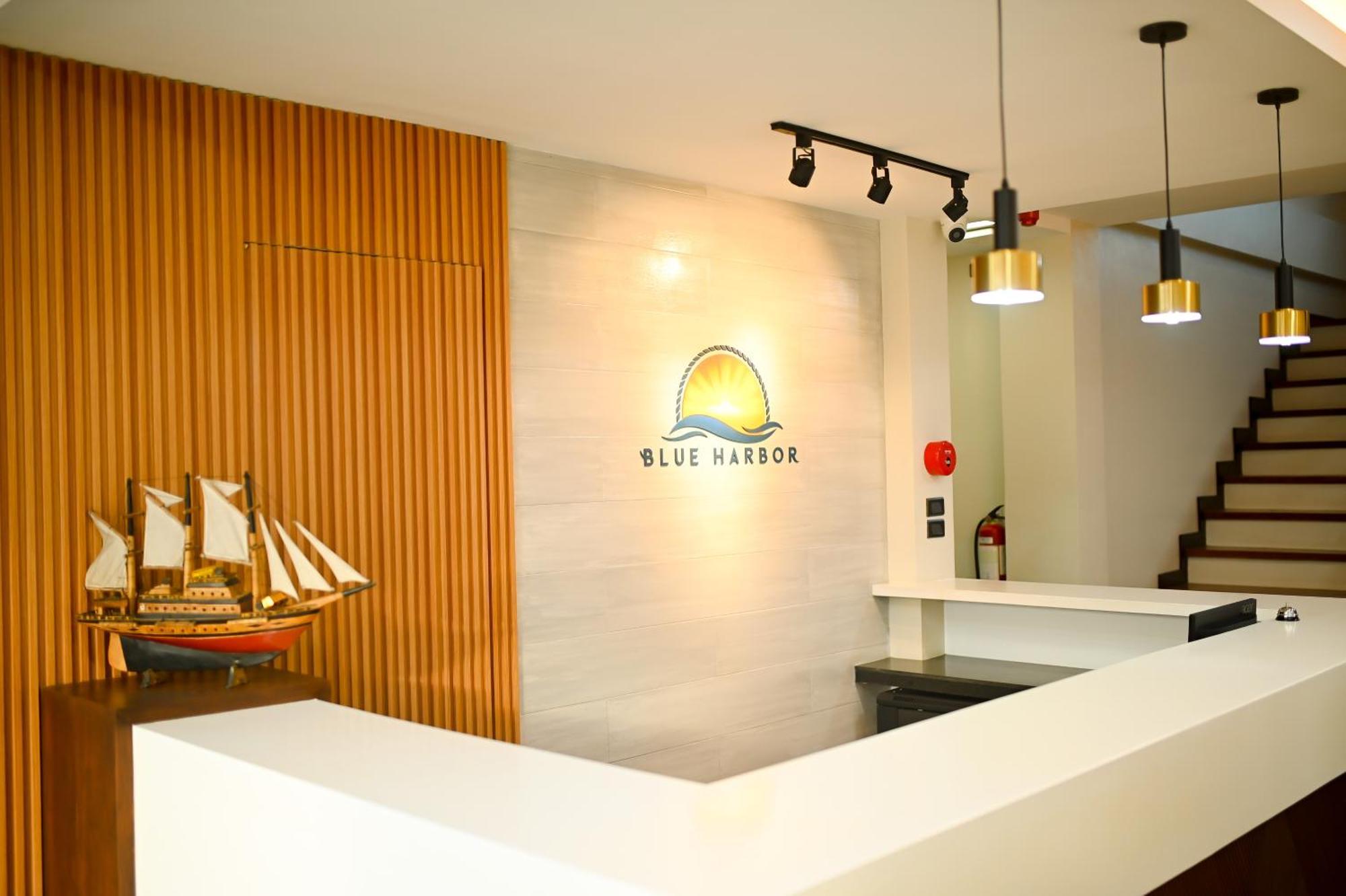 Blue Harbor Hotel Calapan Buitenkant foto