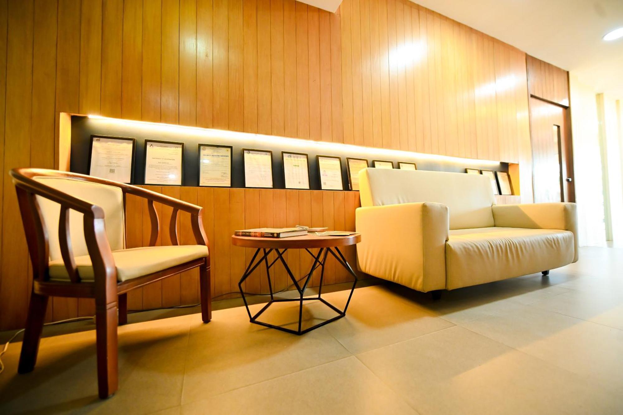 Blue Harbor Hotel Calapan Buitenkant foto