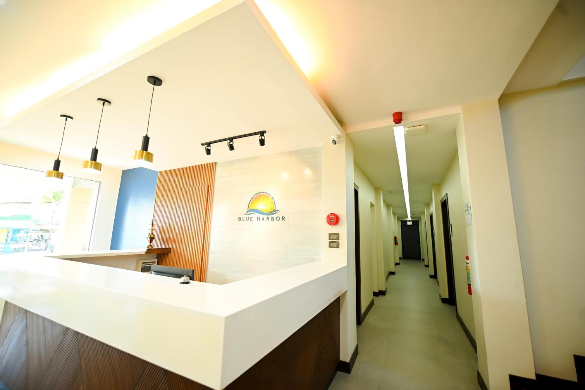 Blue Harbor Hotel Calapan Buitenkant foto