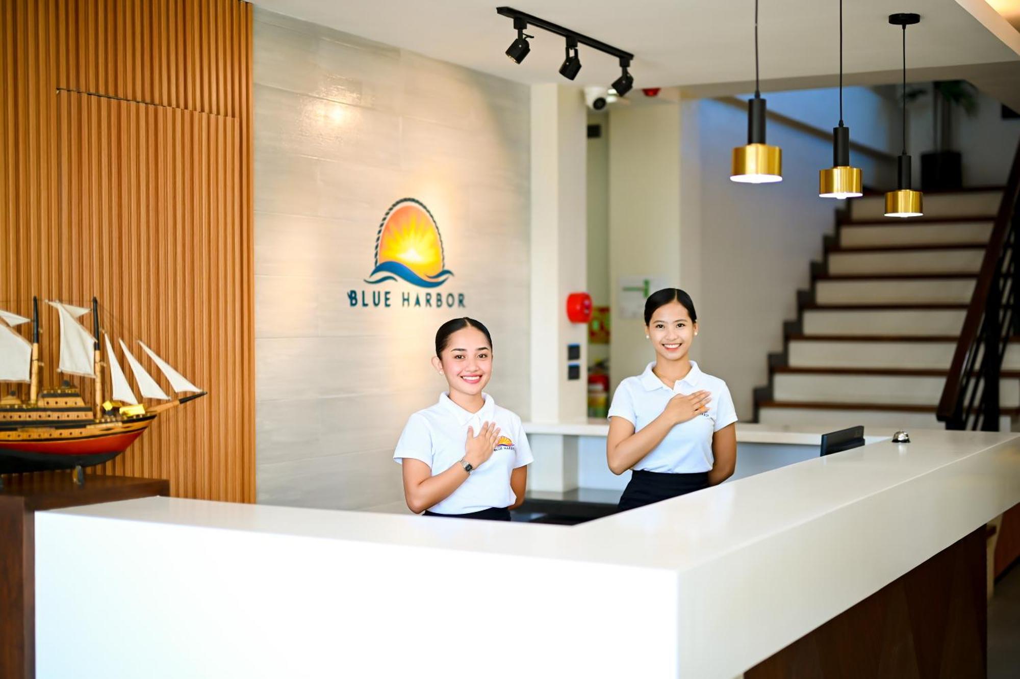 Blue Harbor Hotel Calapan Buitenkant foto