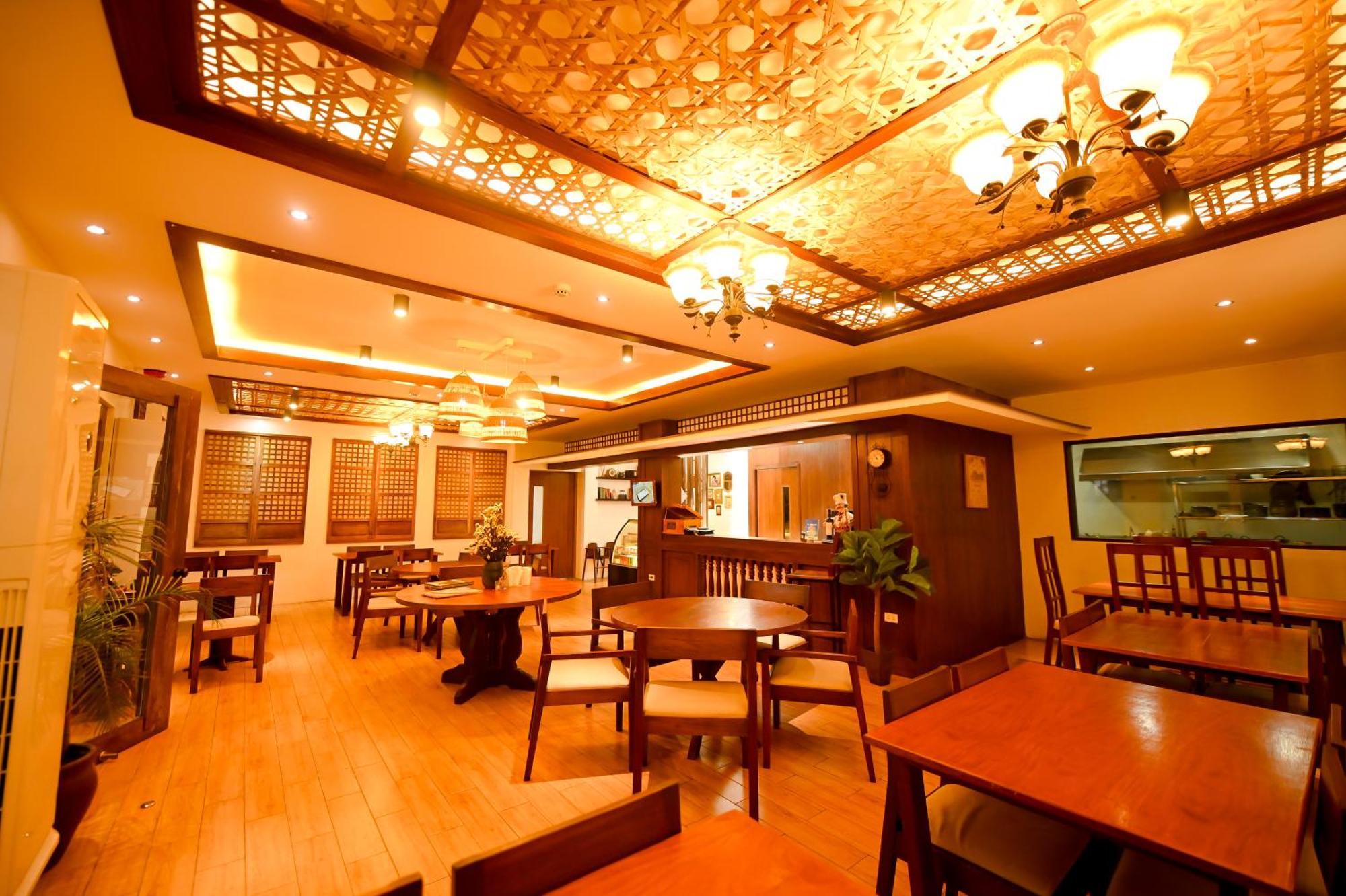 Blue Harbor Hotel Calapan Buitenkant foto
