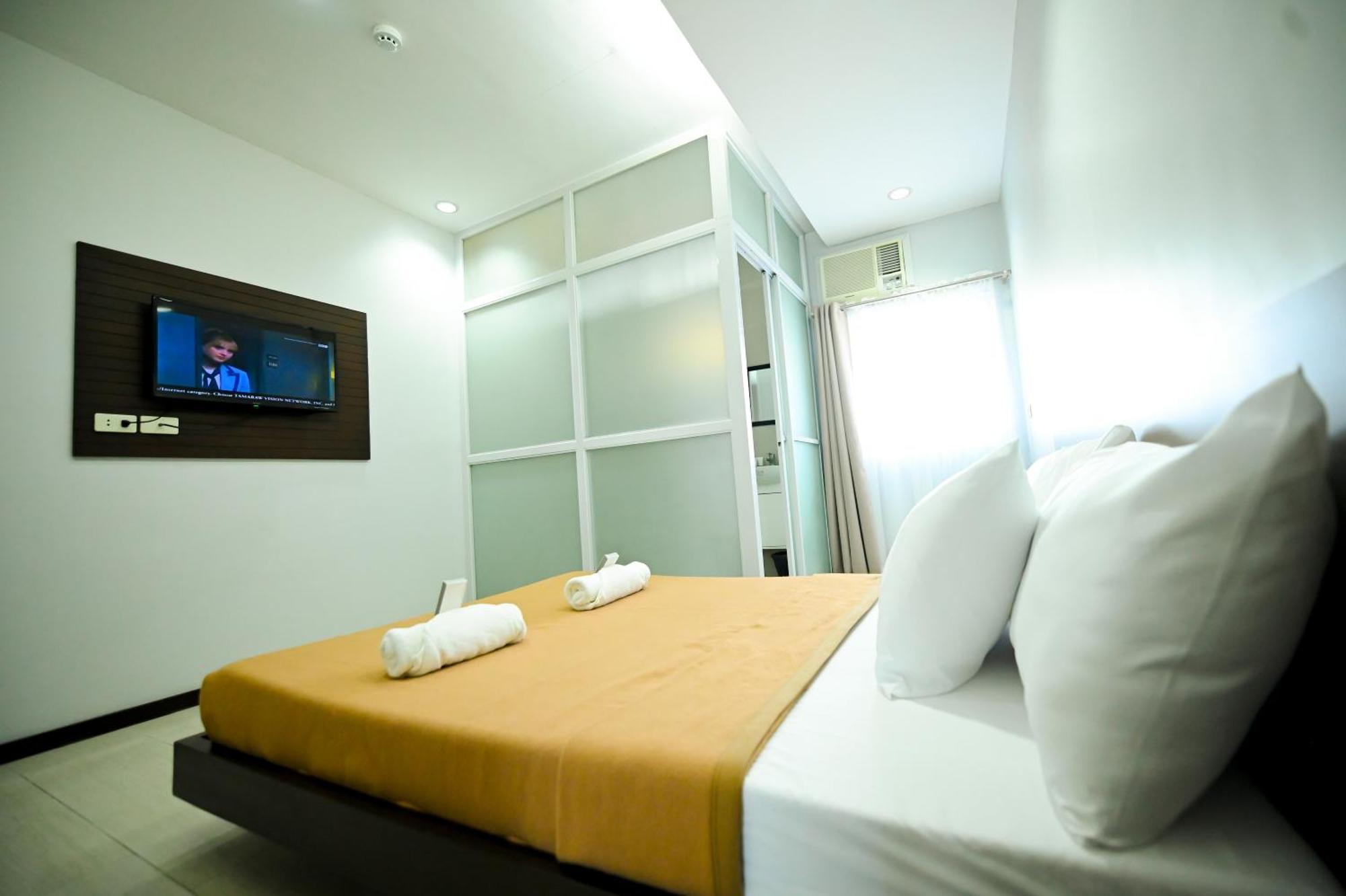 Blue Harbor Hotel Calapan Buitenkant foto