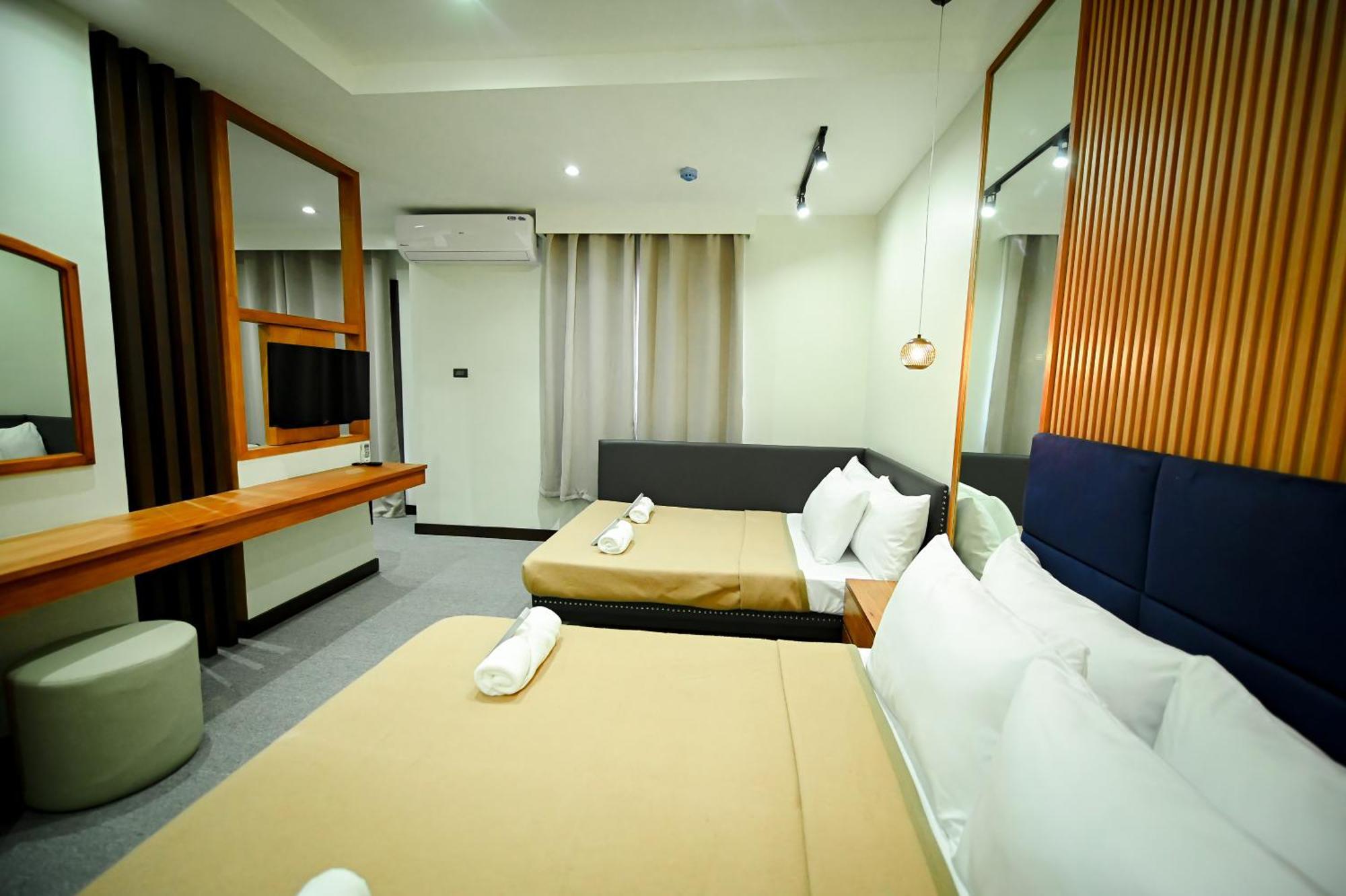 Blue Harbor Hotel Calapan Buitenkant foto